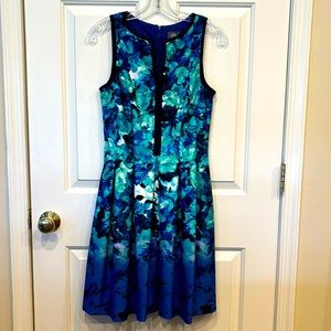 VINCE CAMUTO Blue, Black, Green & White floral Sleeveless Stretch Dress